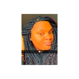 Meet your Posher, Claudia